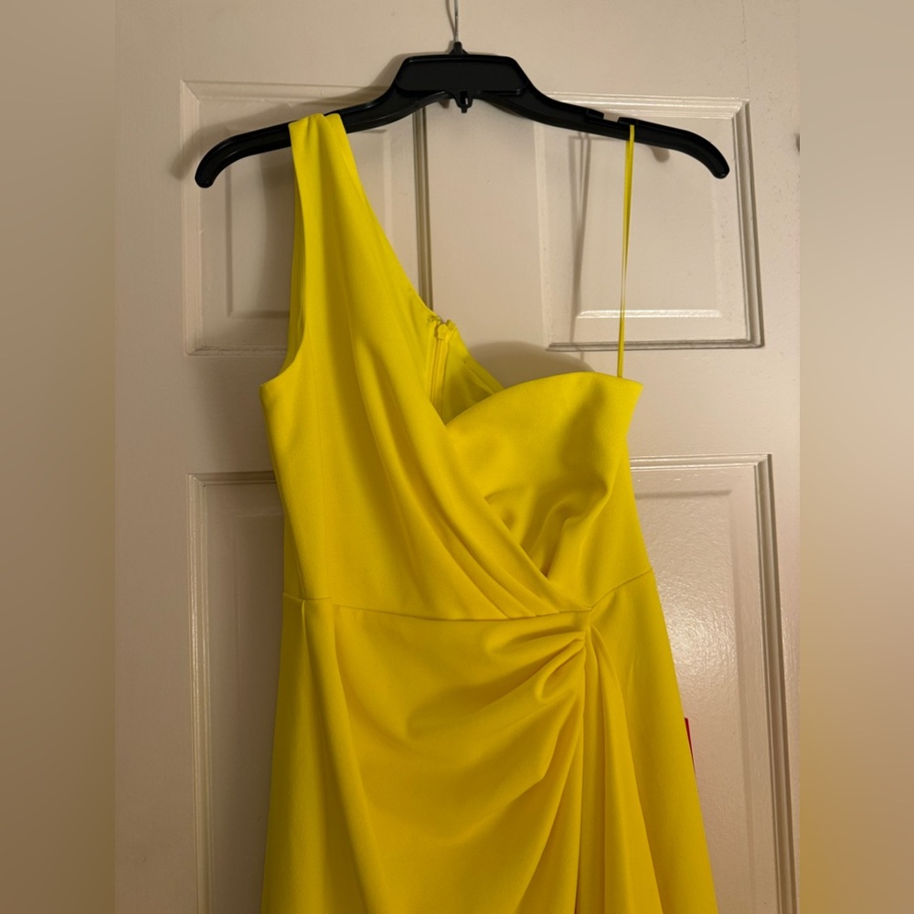 Badgley Mischka One-Shoulder Yellow Evening Dress